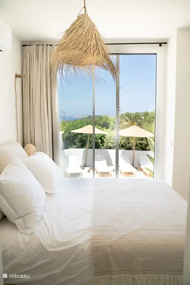 Bedroom Sand. Air conditioning Heat/Cold