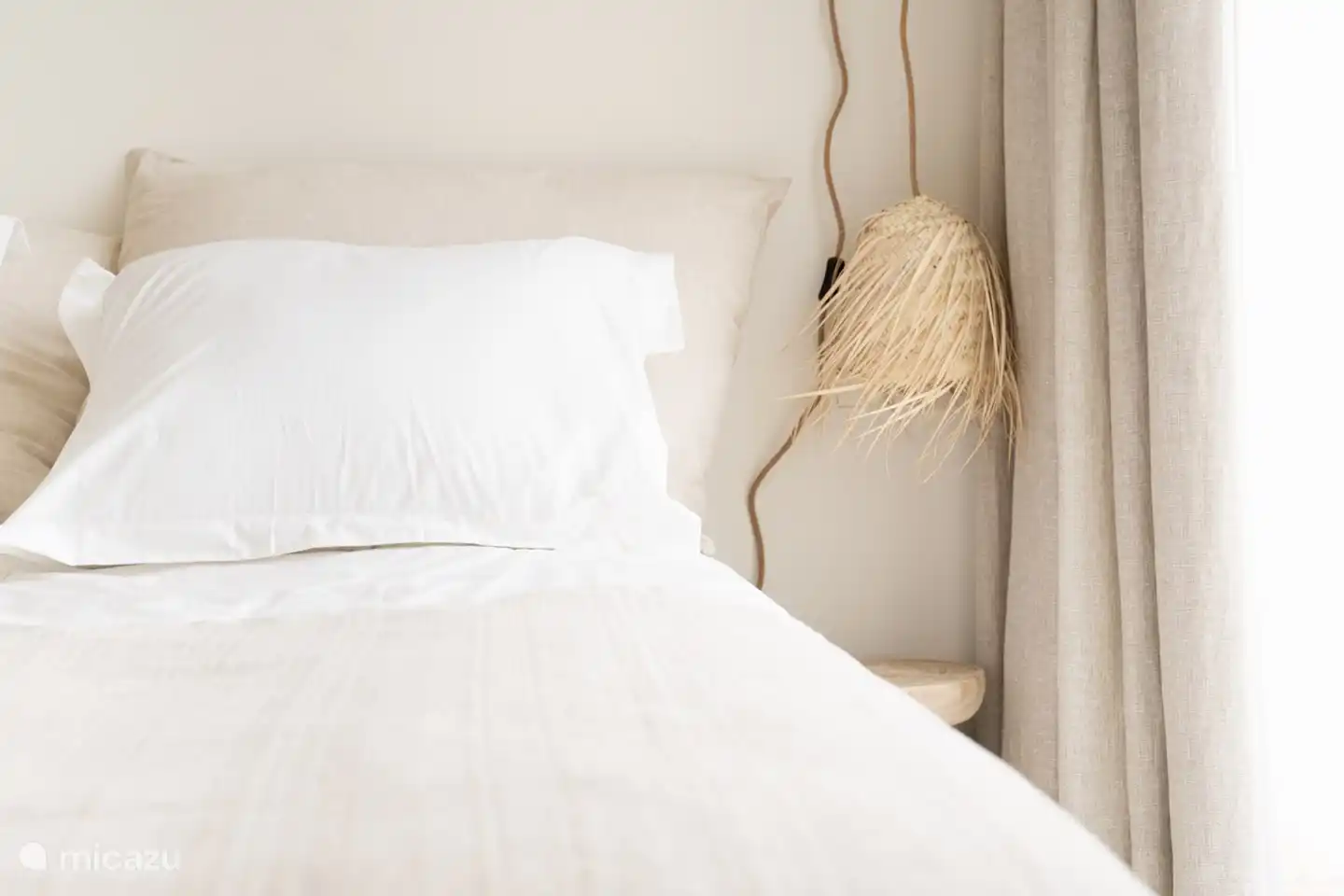 Bedroom Sand. Air conditioning Heat/Cold