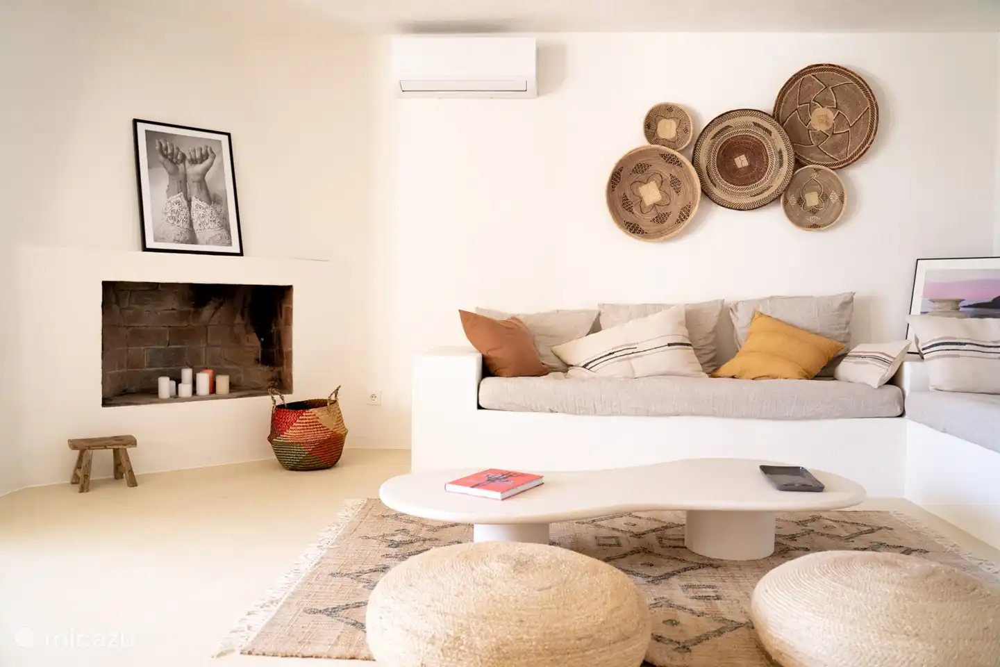 Each decorative element comes from one corner of the world and is handmade. For example, these wall baskets come from Zimbabwe