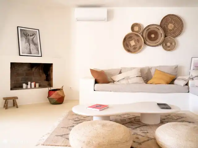 Sueño. Casa Ana María en España, Ibiza, Cala Vadella - bungaló Cada elemento decorativo proviene de uno u otro rincón del mundo y fue hecho a mano. Por ejemplo, estas cestas de pared vienen de Zimbabue.