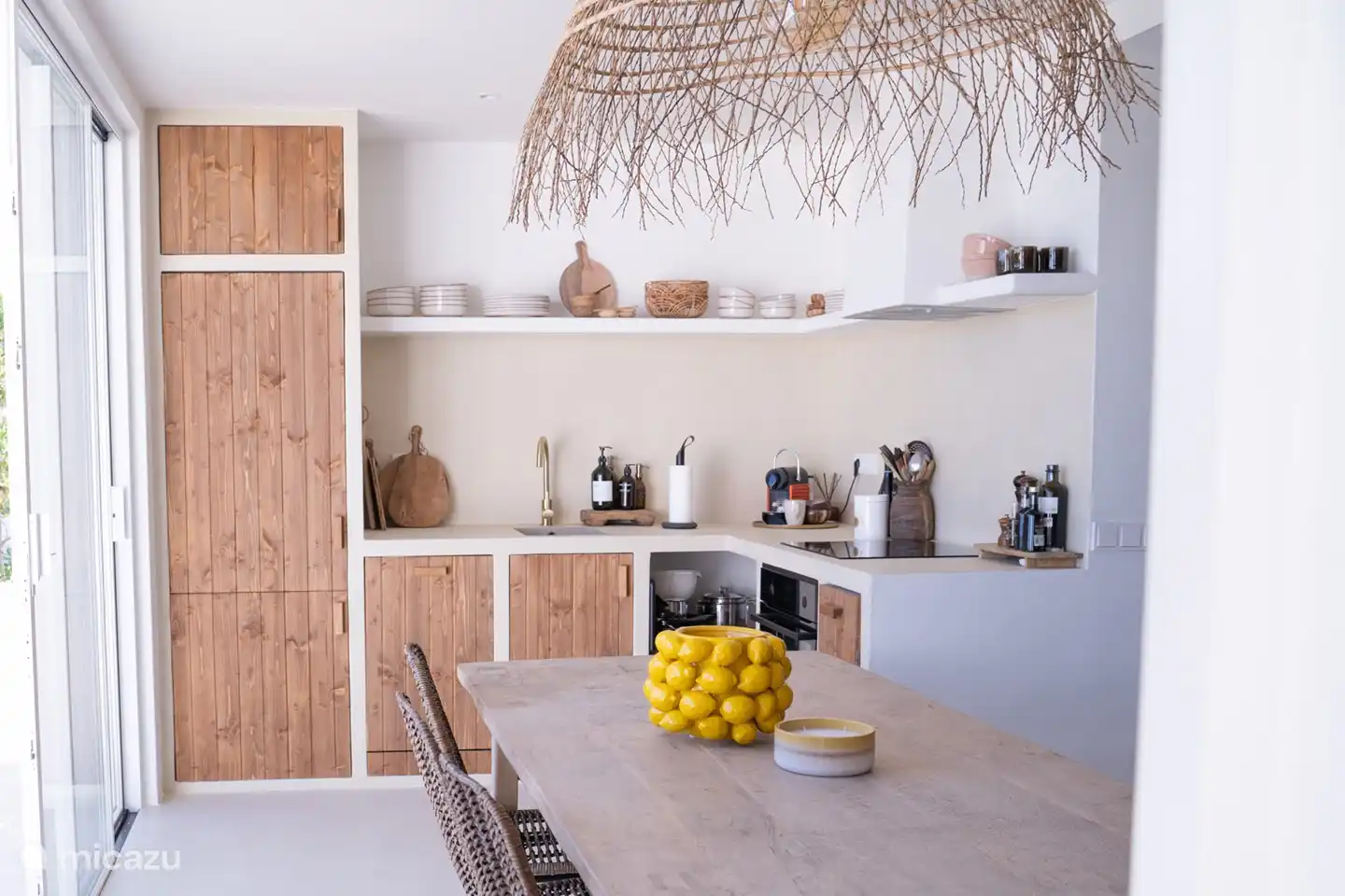 Fully equipped kitchen: Fridge &amp; freezer, micro &amp; oven, Nespresso, juicer, kitchen scale, blender, smoothie maker, kettle, spices, tea ect....