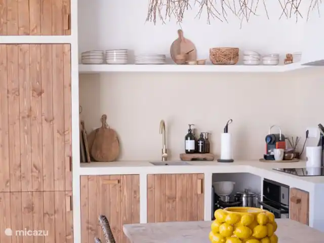 Sueño. Casa Ana María en España, Ibiza, Cala Vadella - bungaló Cocina totalmente equipada:
Frigorífico y congelador, microondas y horno, Nespresso, exprimidor, báscula de cocina, batidora, batidora, tetera, hierbas, té, etc.