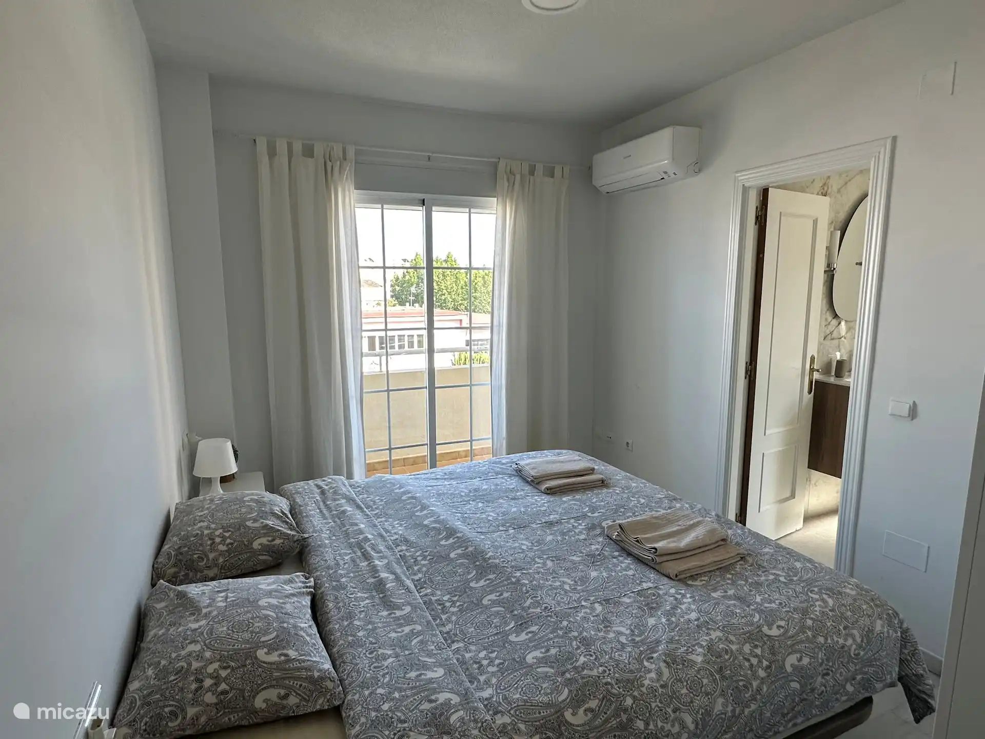 Dormitorio principal con balcón