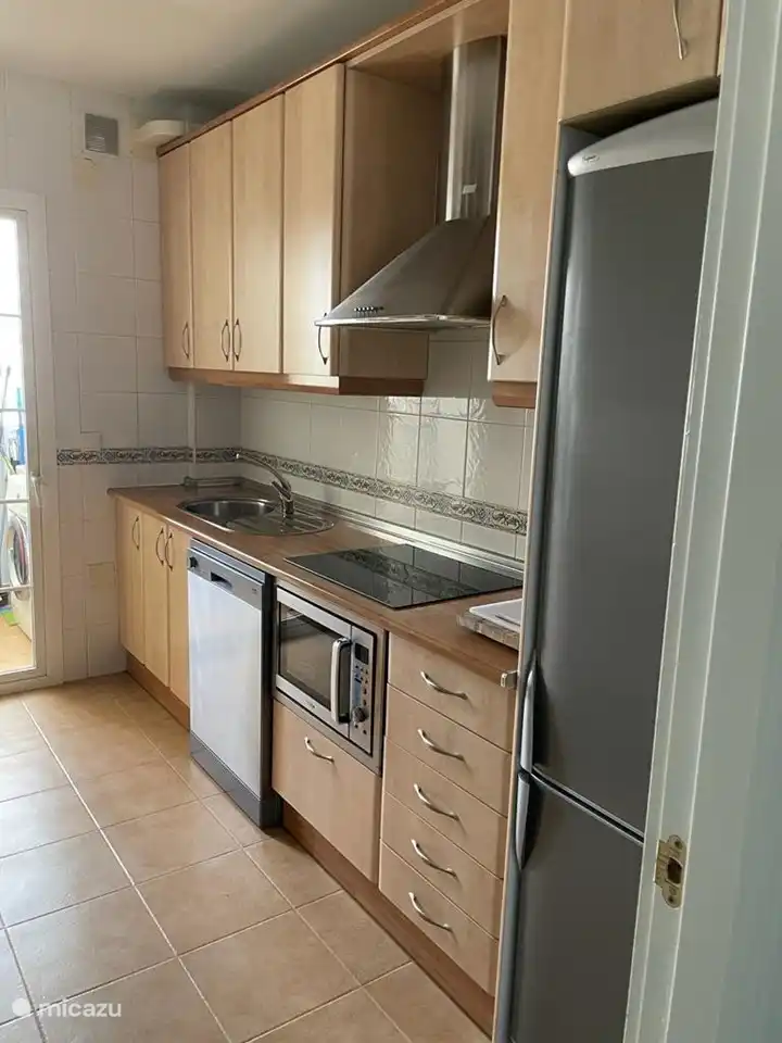 Voll ausgestattete Küche und Hauswirtschaftsraum