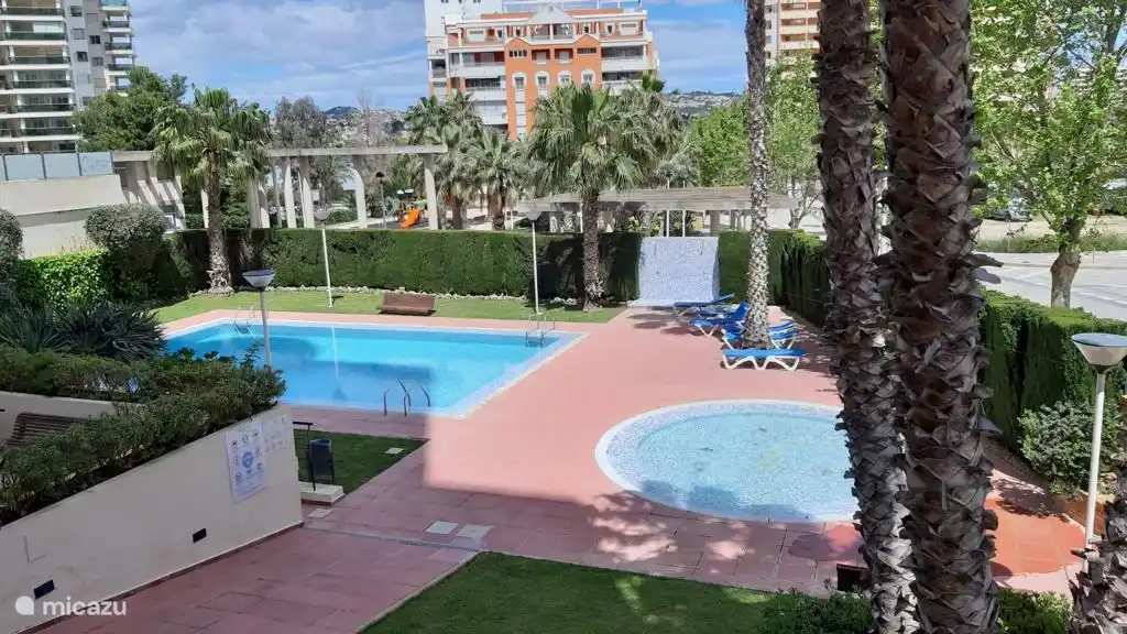 Swimming pool, showers and children's pool in the garden of the complex