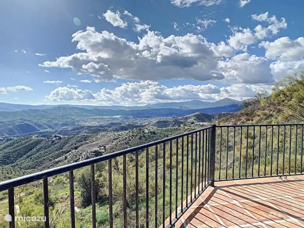 Außenterrasse mit Blick auf den Viñuela-See