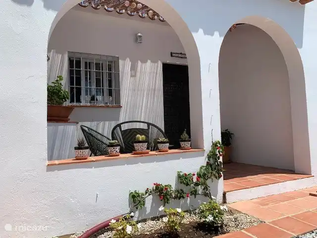 Eingangstür mit überdachter Terrasse