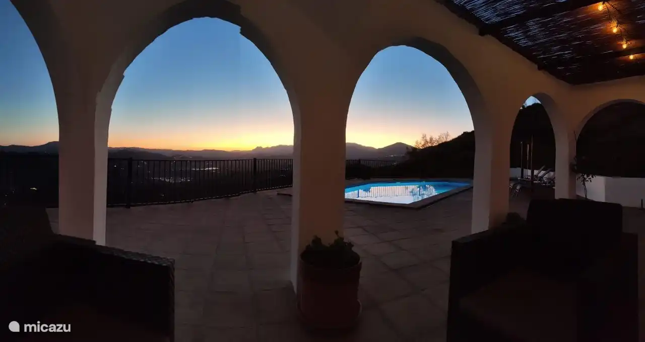 Schwimmbad in der Abenddämmerung