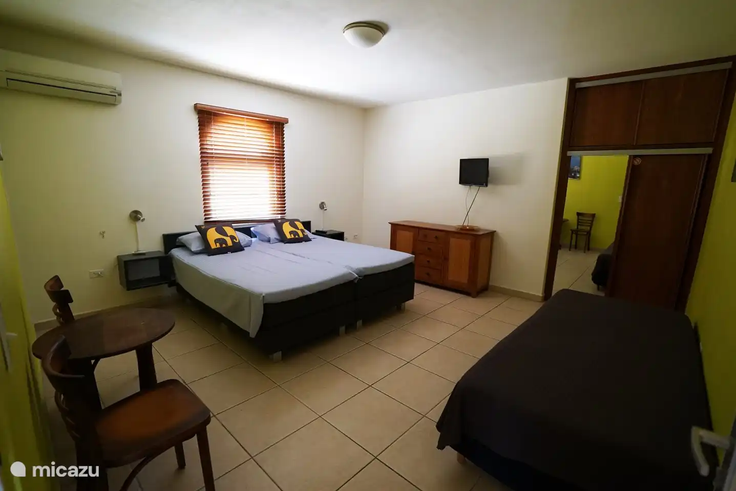 geräumiges Schlafzimmer mit Klimaanlage