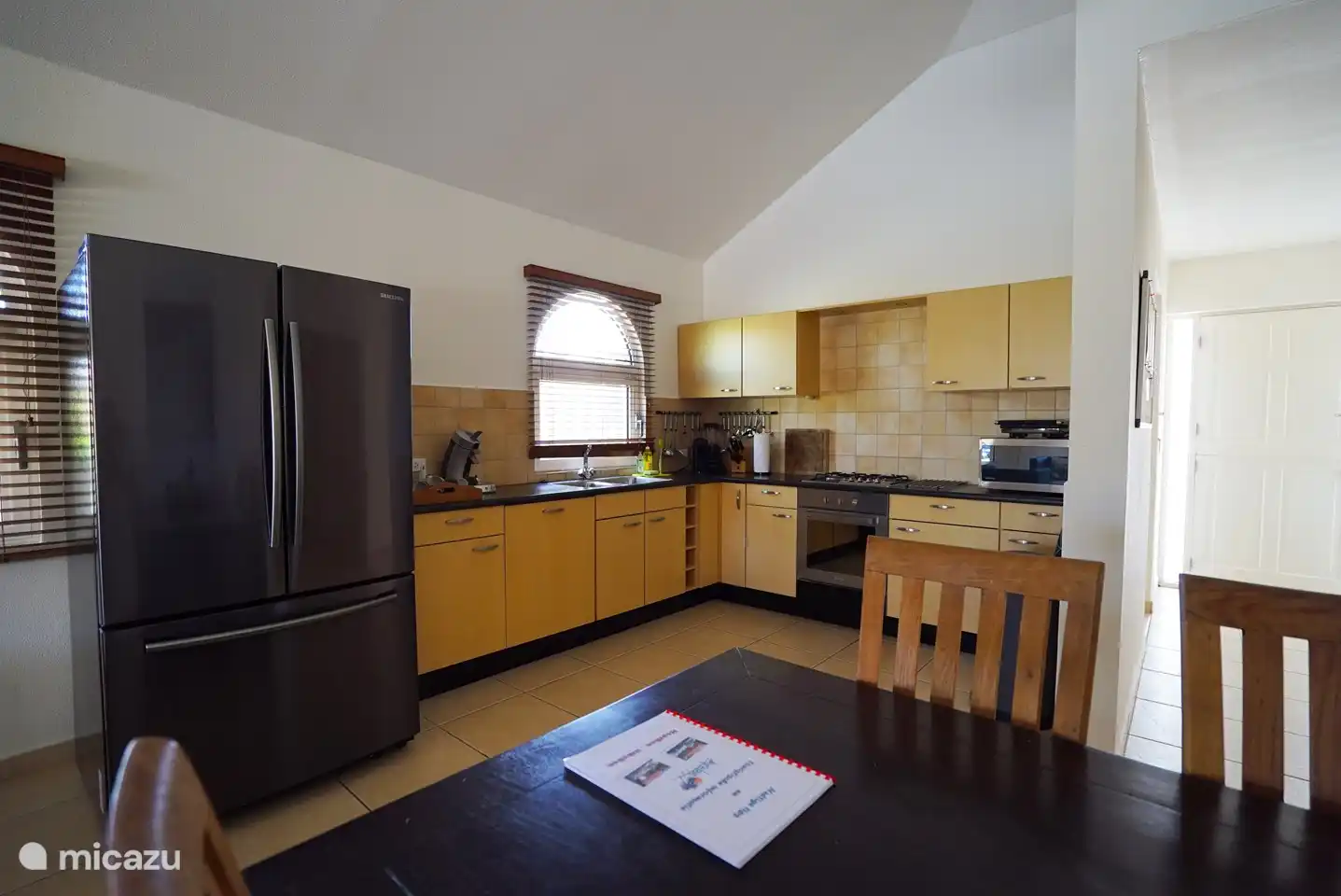 Umfangreiche ausgestattete Küche