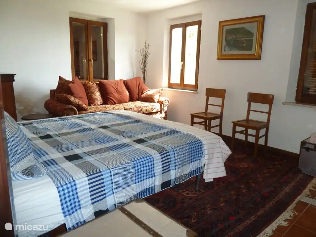 2-Bett im Gästezimmer von Sopra eingerichtet. Die Betten sind trennen auch die Paare zu beiden Seiten