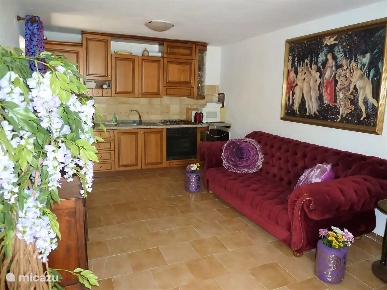 Vorraum mit Küche, Sofa, Tisch und Fernseher in SOTTO