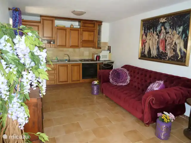 Villa San Vitale Grandissimo | Italie, Marche, San Vito sul Cesano - villa pièce d'entrée avec cuisine, canapé, table et TV à SOTTO