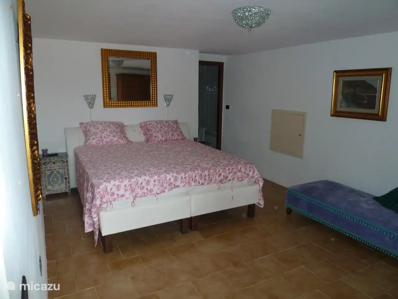 Villa San Vitale Schlafzimmer SOTTO mit großem Kingsize-Bett (2x210cm) mit Zugang zum separaten Badezimmer