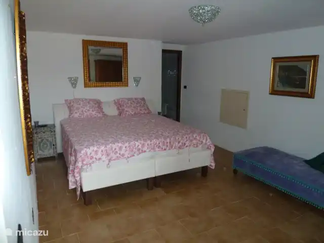 Villa San Vitale Grandissimo | Italie, Marche, San Vito sul Cesano - villa Villa San Vitale chambre SOTTO avec grand lit king size (2x210cm) avec accès à la salle de bain séparée