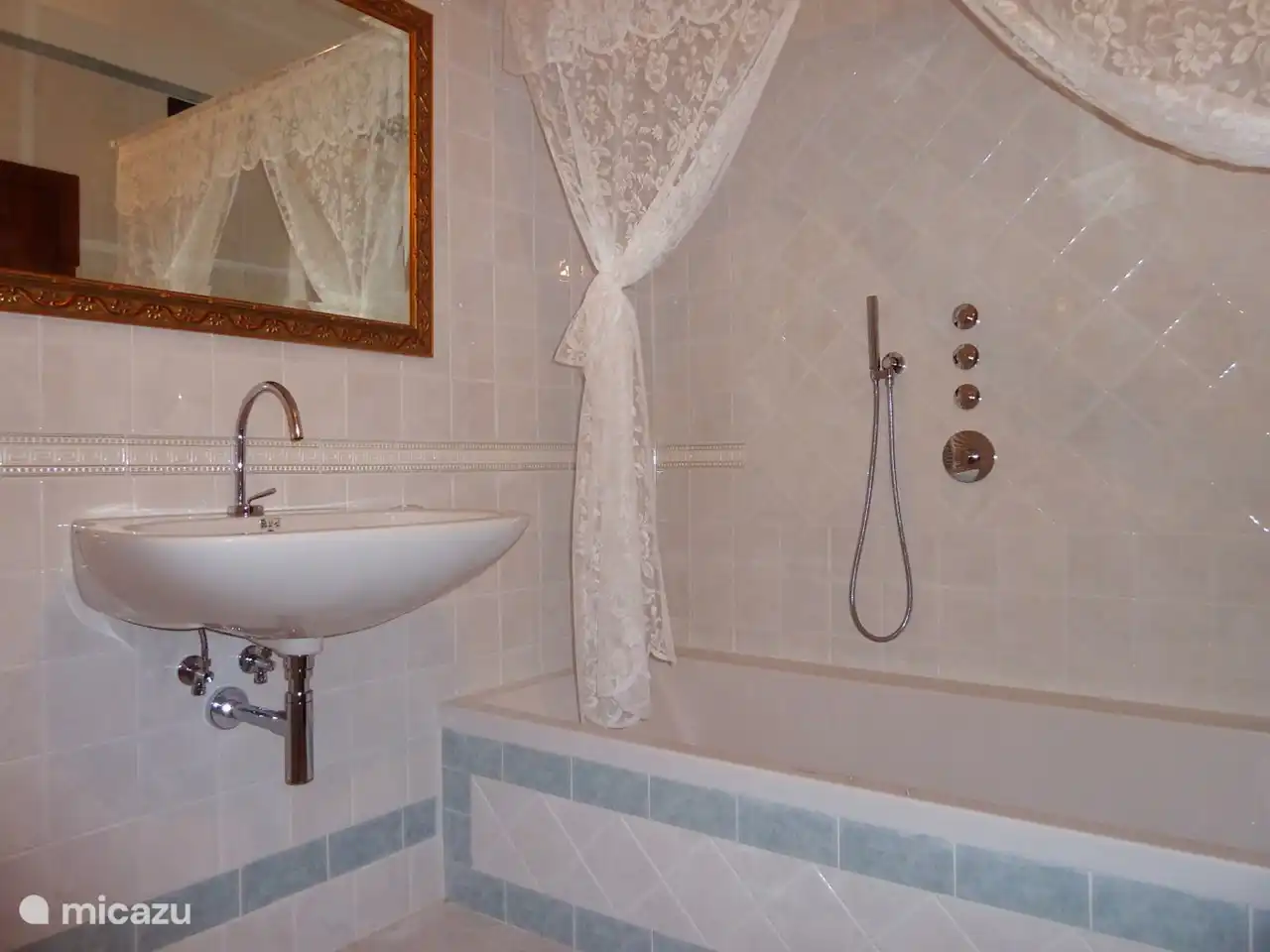 Badezimmer von SOTTO mit Badewanne für 2 Personen und Regendusche. Mit Toilette, Bidet und großem Waschbecken