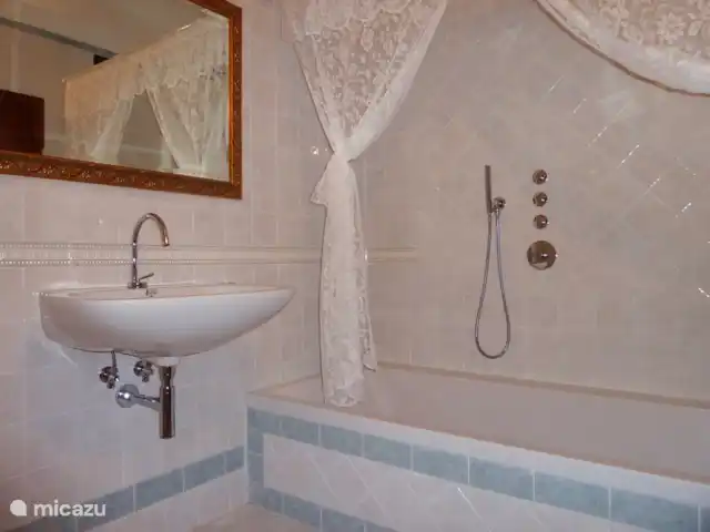 Villa San Vitale Grandissimo | Italie, Marche, San Vito sul Cesano - villa salle de bain de SOTTO avec baignoire pour 2 personnes et douche à effet pluie. Avec toilettes, bidet et grand lavabo