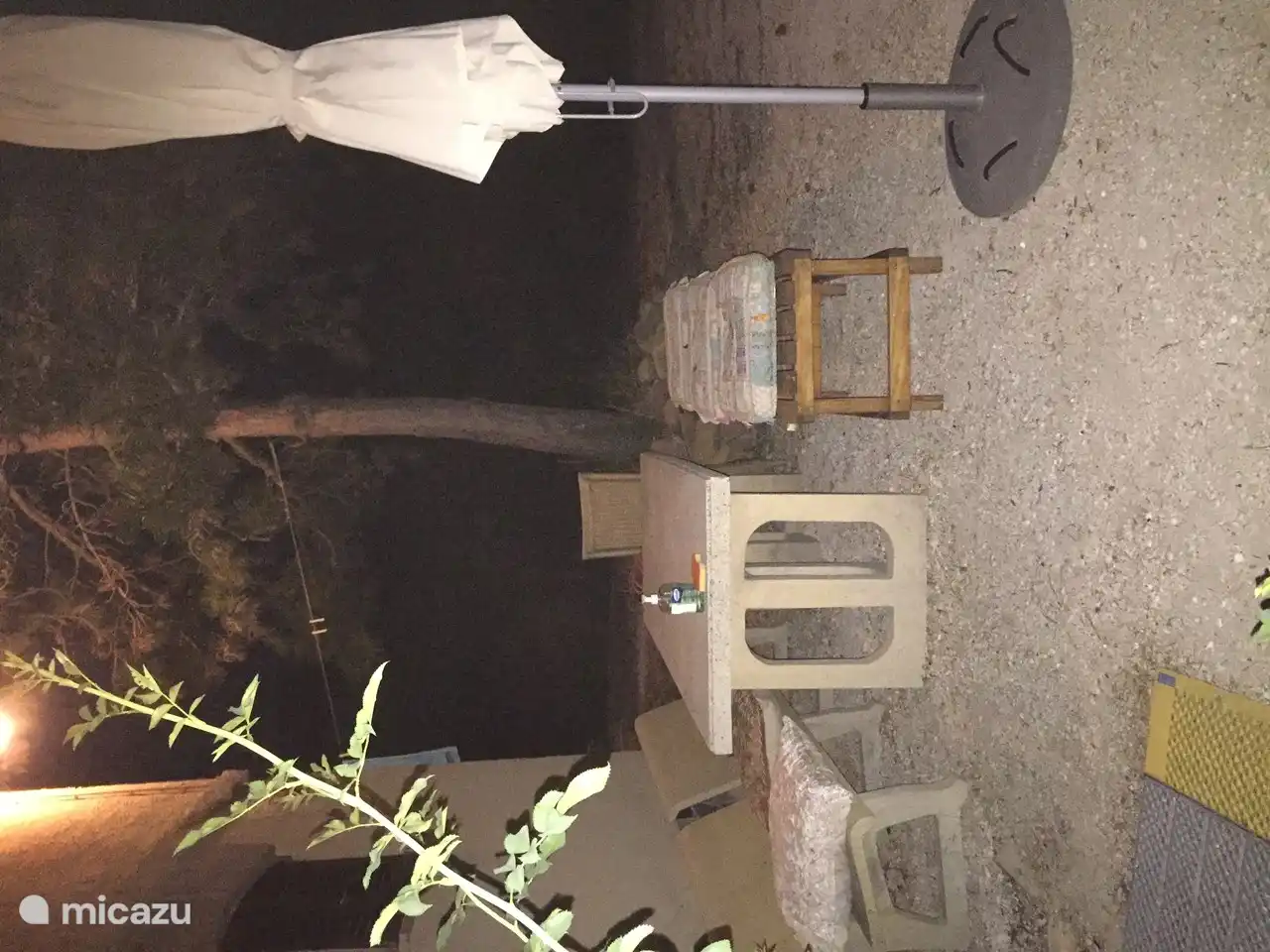 Vor dem Eingang der Cantina befindet sich ein Marmorsitzplatz für mehrere Personen