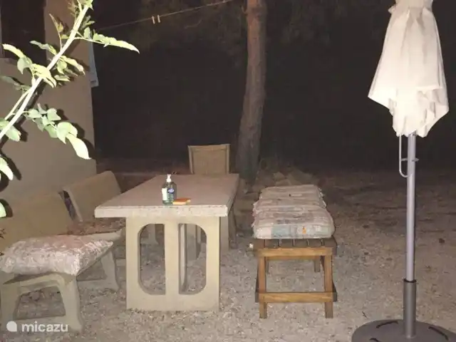 Villa San Vitale Grandissimo | Italie, Marche, San Vito sul Cesano - villa Devant l'entrée de Cantina se trouve un coin salon en marbre pour plusieurs personnes