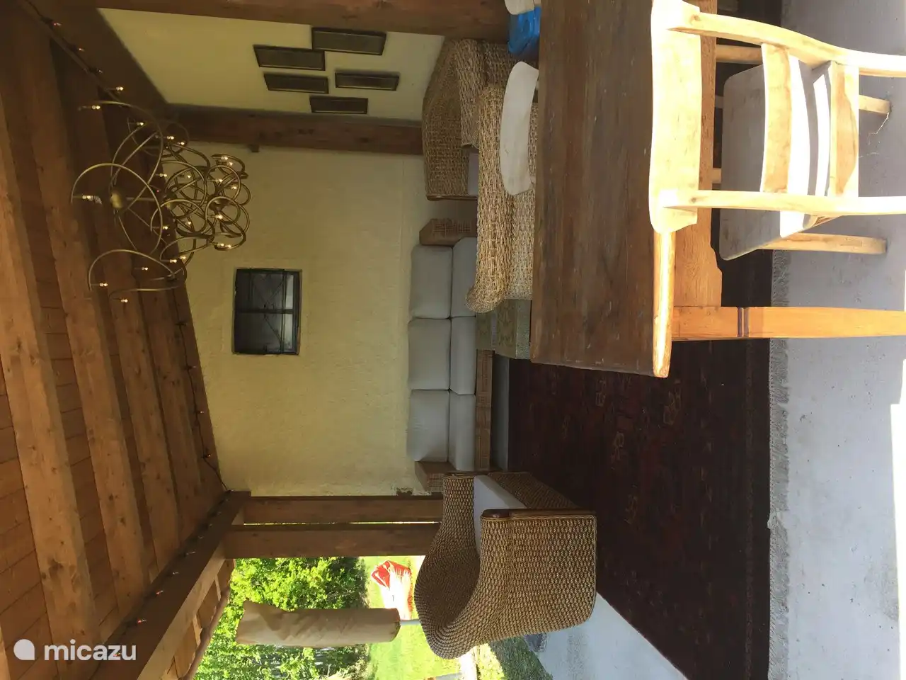 Der Pavillon. Dieser schöne Ruhebereich steht zur gemeinsamen Nutzung zur Verfügung und umfasst neben Bänken auch einen großen Holztisch zum Spielen oder für ein schönes Frühstück im Schatten.