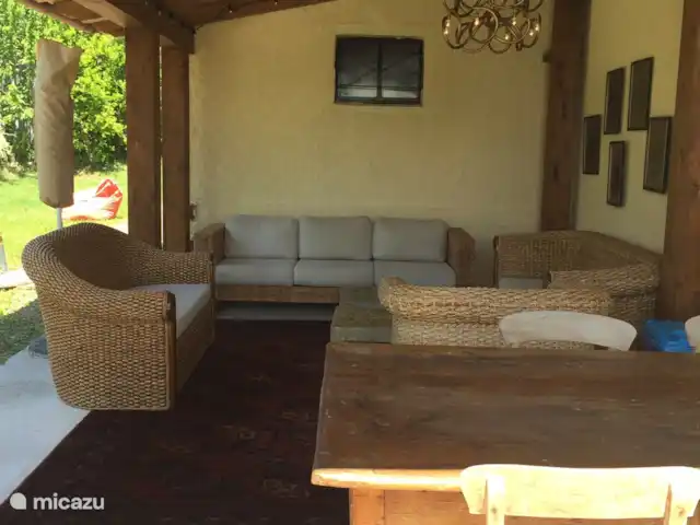 Villa San Vitale Grandissimo | Italie, Marche, San Vito sul Cesano - villa Les Belvédères.
Ce magnifique espace de détente est à usage commun et, en plus des bancs, comprend également une grande table en bois pour les jeux ou un bon petit déjeuner à l'ombre