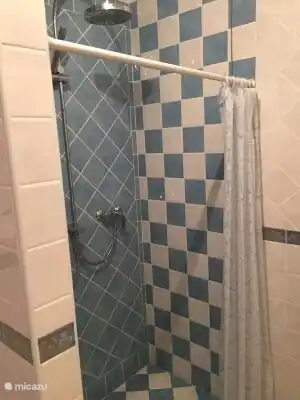 Separates Badezimmer mit Regendusche, großem Waschbecken und Bidet mit Toilette in Cantina