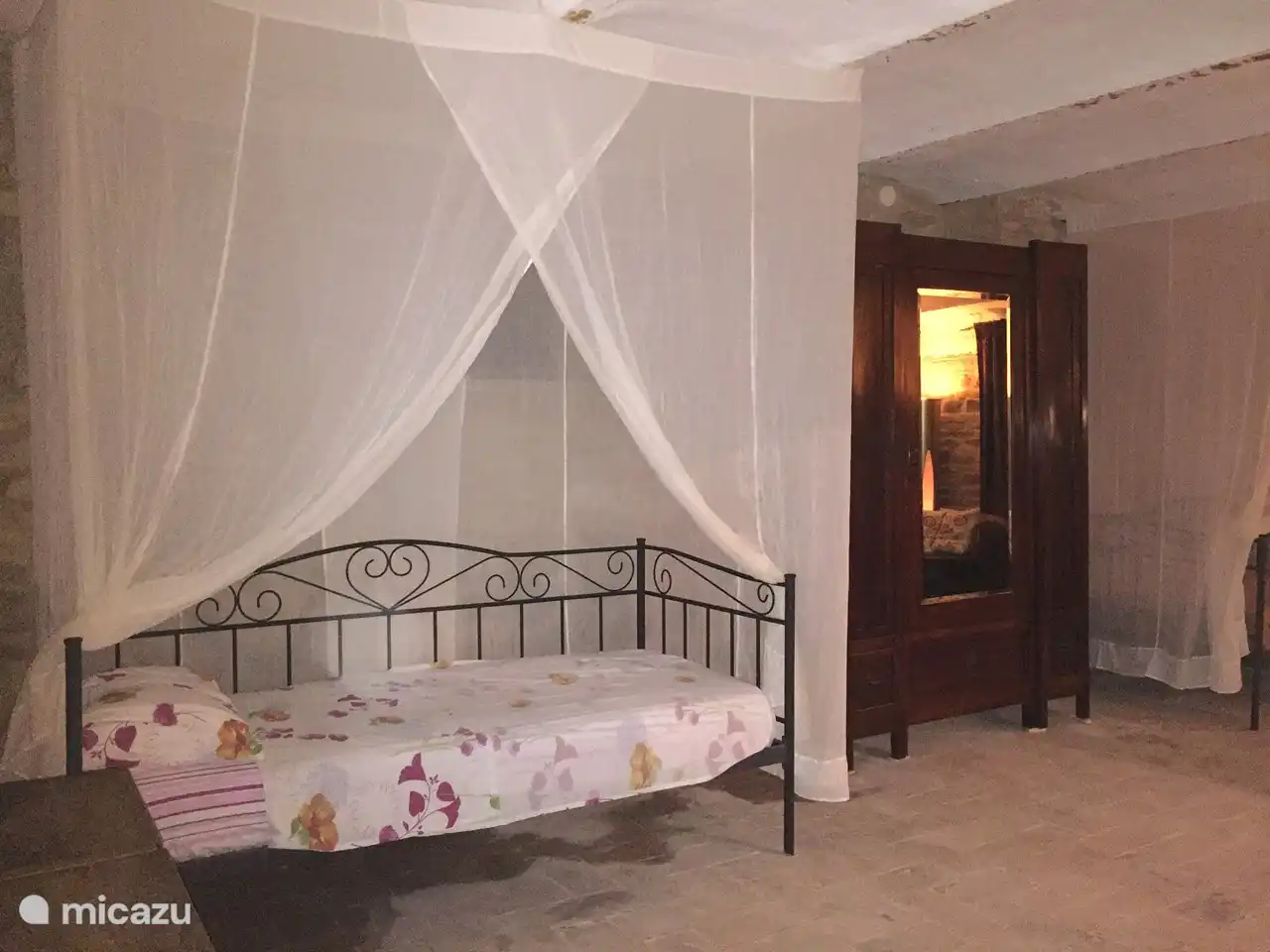 Separates Einzelbett. Es gibt drei in diesem Schlafquartier in Cantina