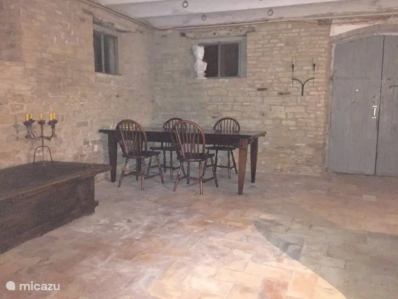 Übersichtsfoto des vorderen Teils der Cantina mit separatem Frühstücks- oder Spieltisch