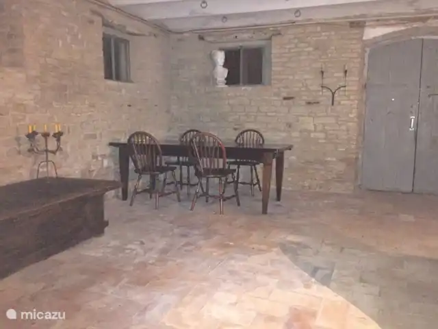 Villa San Vitale Grandissimo | Italie, Marche, San Vito sul Cesano - villa Photo d'ensemble de la partie avant de la Cantina comprenant une table séparée pour le petit-déjeuner ou pour jouer à des jeux amusants