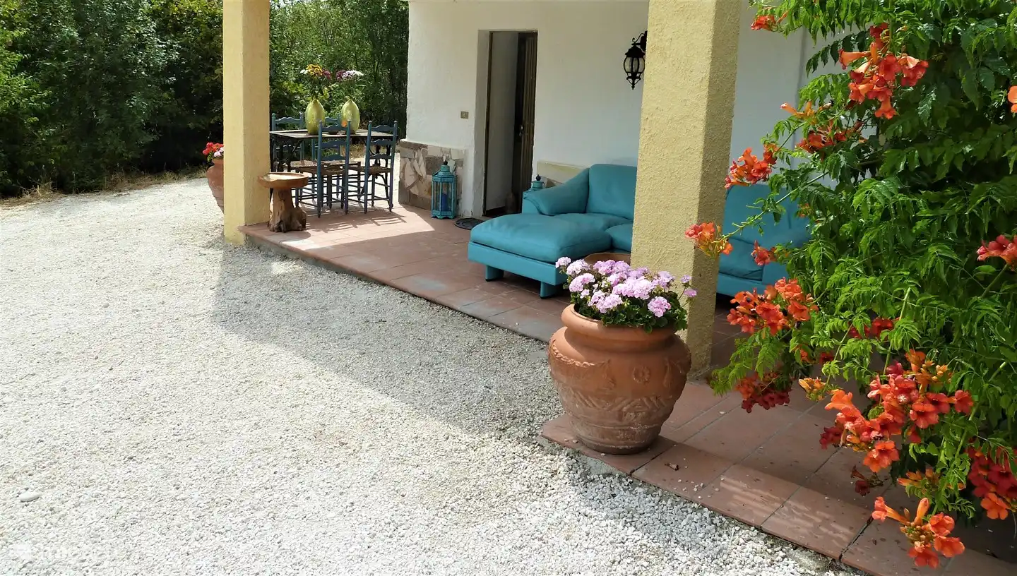 Auf der Terrasse von Sotto befindet sich ein großer Loungebereich für mehrere Personen plus Essbereich und separatem Tisch