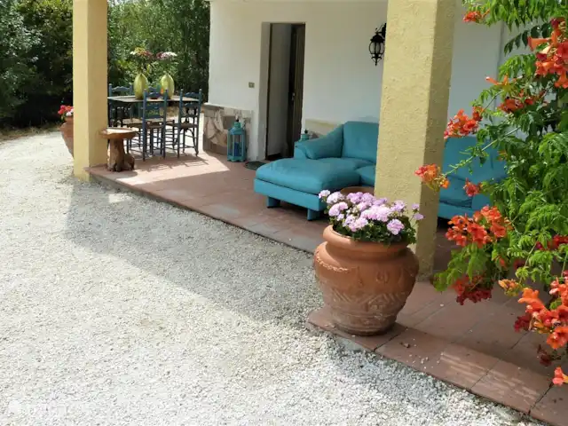 Villa San Vitale Grandissimo | Italie, Marche, San Vito sul Cesano - villa Sur la terrasse de Sotto se trouve un grand salon pour plusieurs personnes plus un coin repas et une table séparée