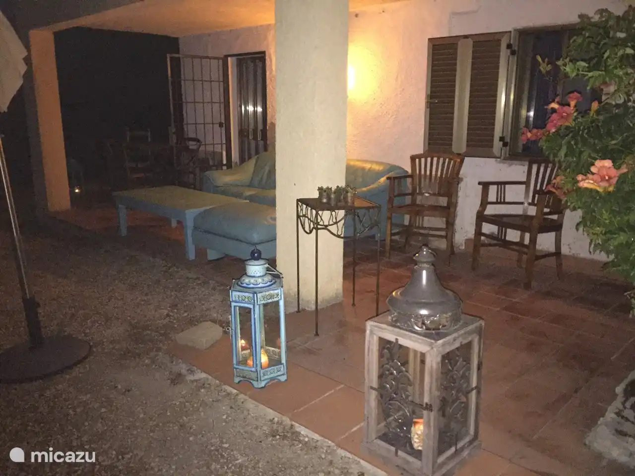 Auch am Abend können Sie die Außenterrasse von Sotto genießen. Viele kleine Lichter sorgen für ein beruhigendes Ambiente