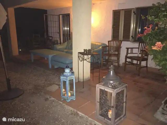 Villa San Vitale Grandissimo | Italie, Marche, San Vito sul Cesano - villa Vous pourrez également profiter de la terrasse extérieure du Sotto en soirée. De nombreuses petites lumières donnent une ambiance rassurante