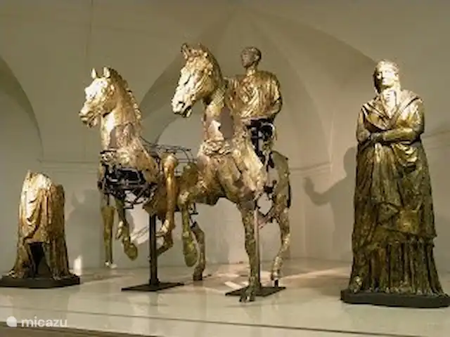 Villa San Vitale Grandissimo | Italie, Marche, San Vito sul Cesano - villa statues dorées au musée de Pergola
