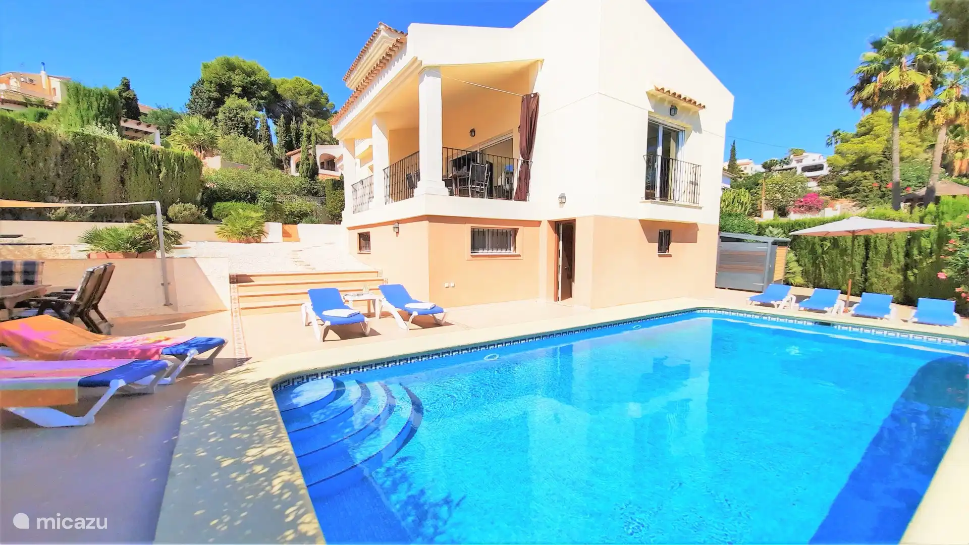 8 sunbeds around the pool