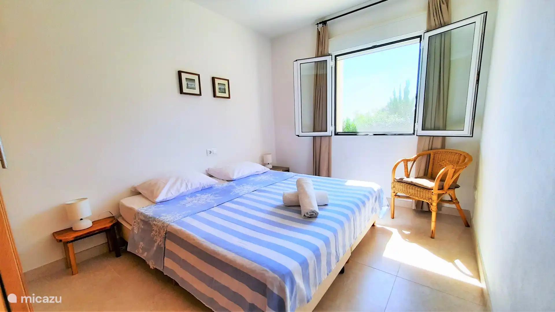 Bedroom 2 on the living floor with air conditioning, built-in wardrobe, mosquito net and shutter