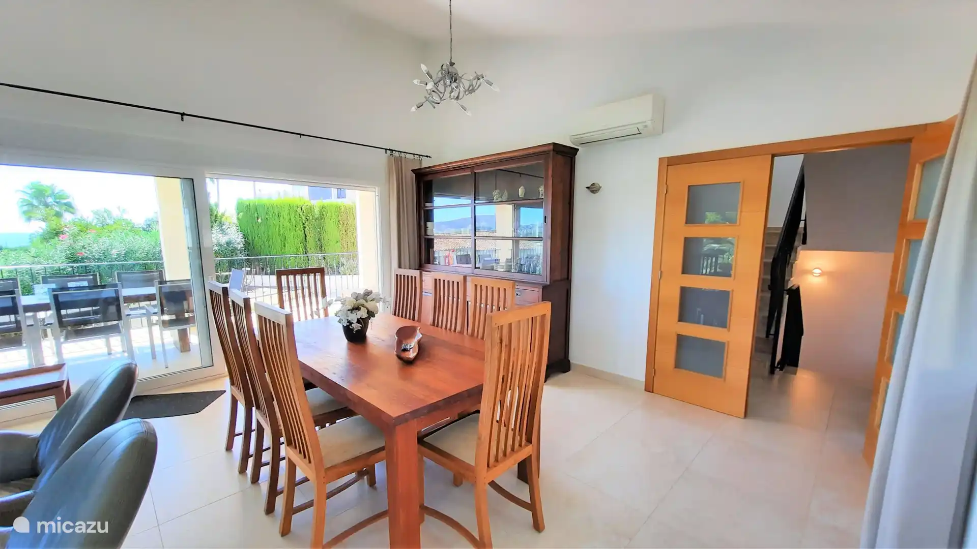 Living room with sliding cabin with lots of light