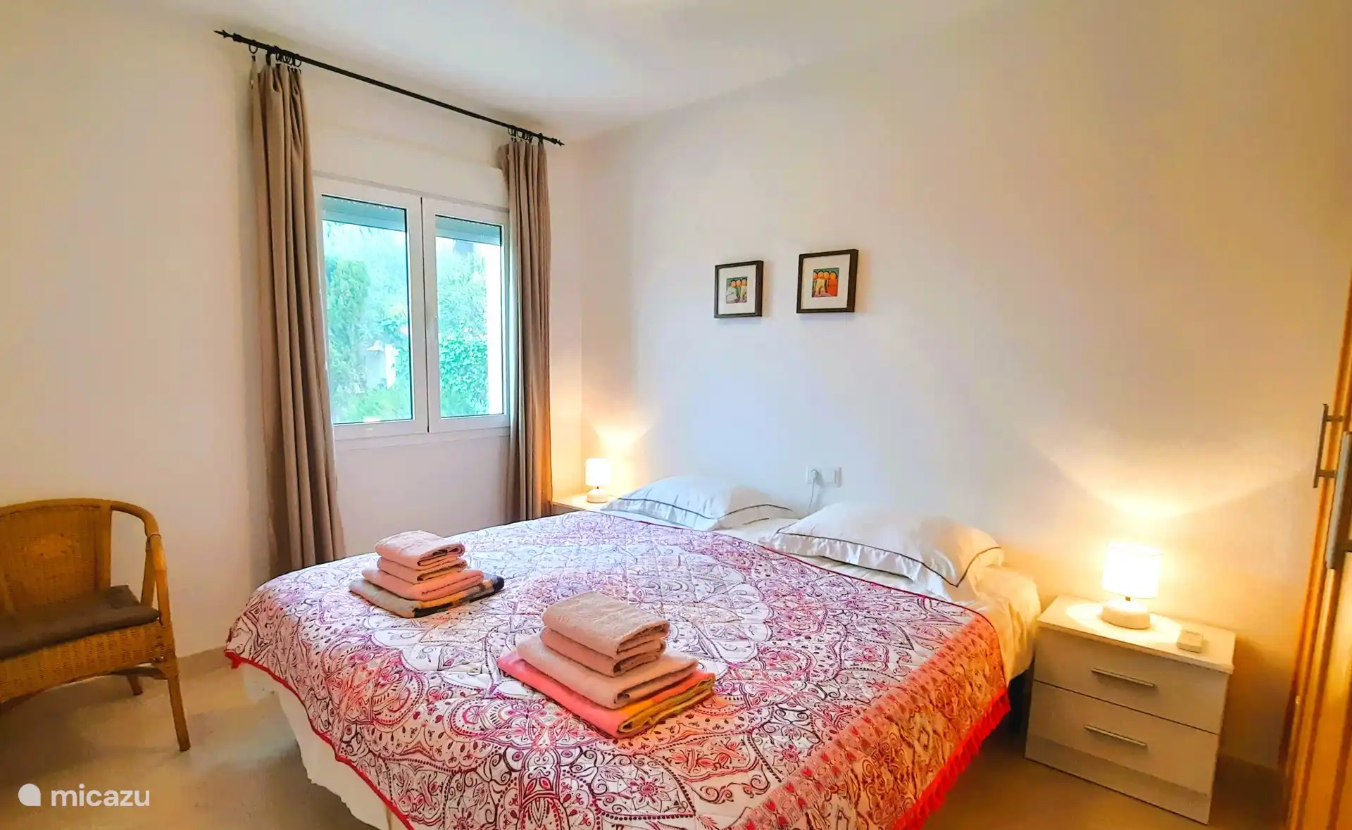Bedroom 1 on the living floor with air conditioning, built-in wardrobe, mosquito net and shutter 