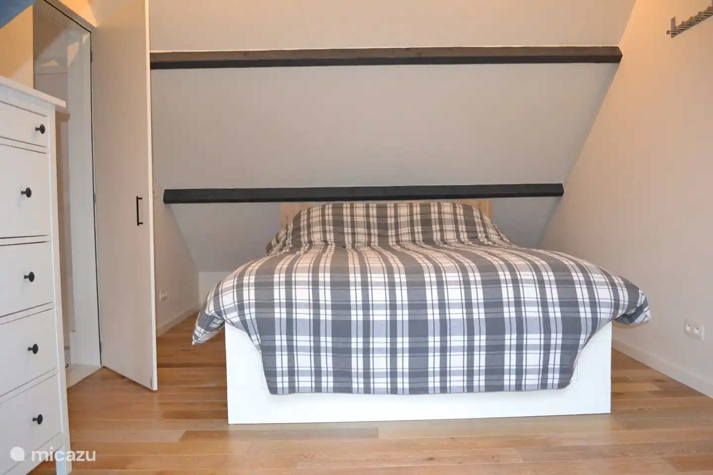 Schlafzimmer im Obergeschoss mit Bad