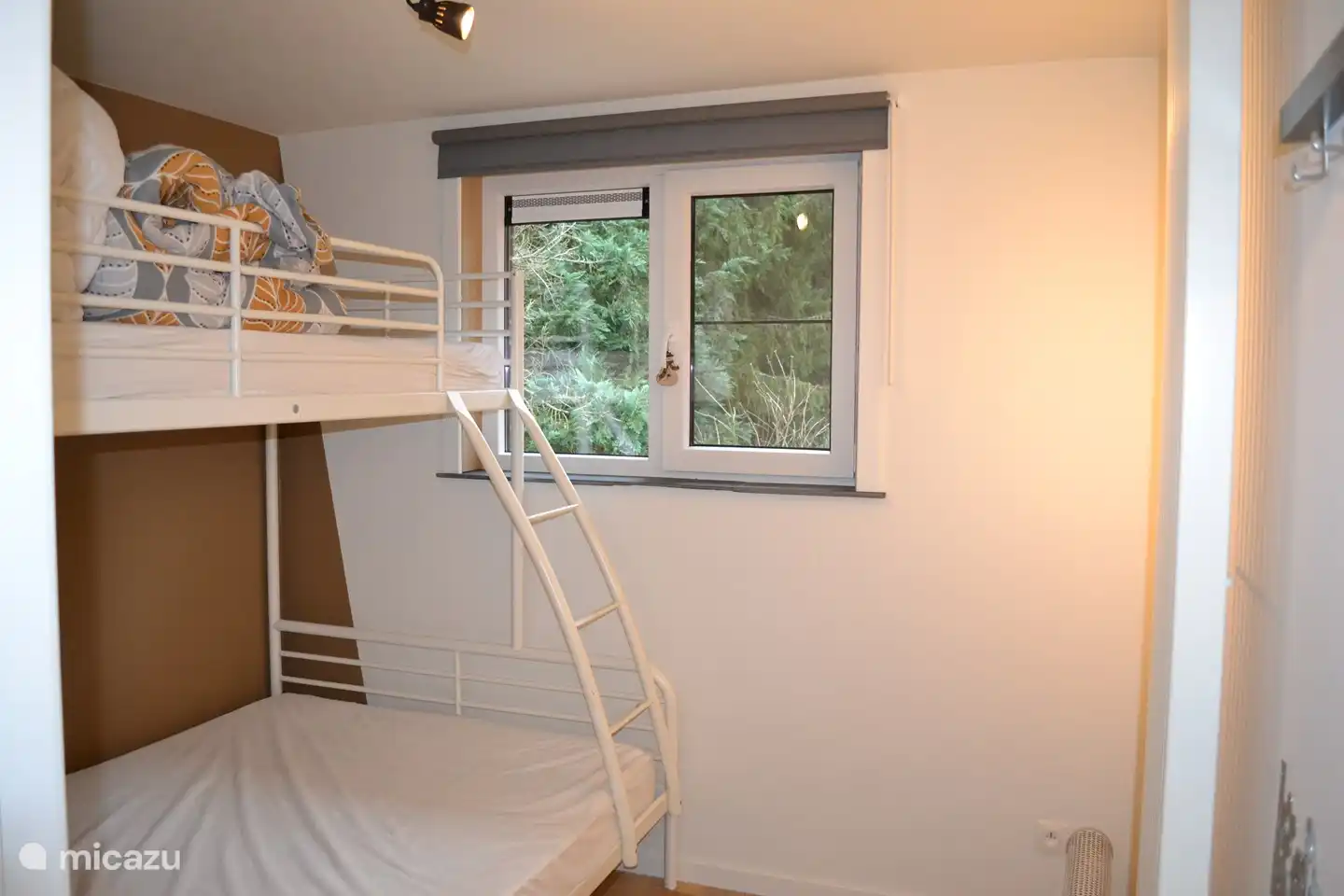 Kleines Schlafzimmer mit Doppelstockbett.