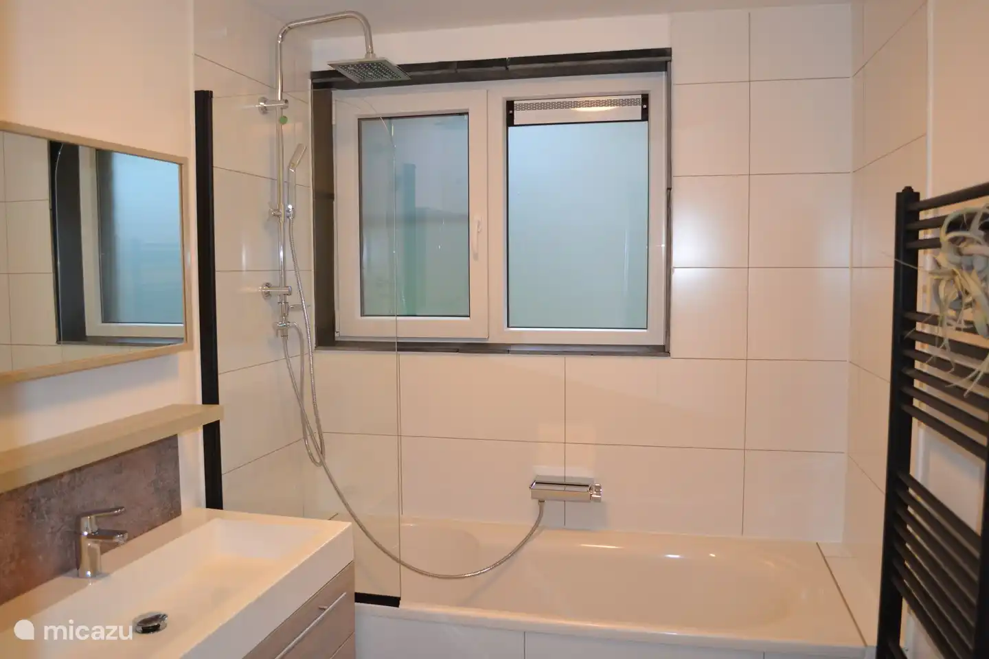 Badezimmer im Erdgeschoss mit Badewannen-/Duschkombination