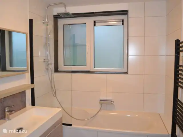 Chateau Brûlant huren in België, Ardennen, Somme-Leuze - vakantiehuis Badkamer beneden met bad/douche combinatie