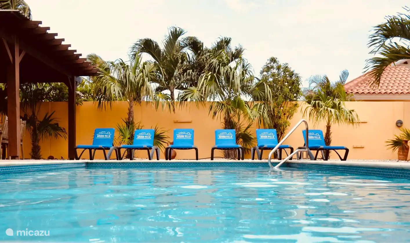 Geräumiger Swimmingpool mit vielen Sonnenliegen