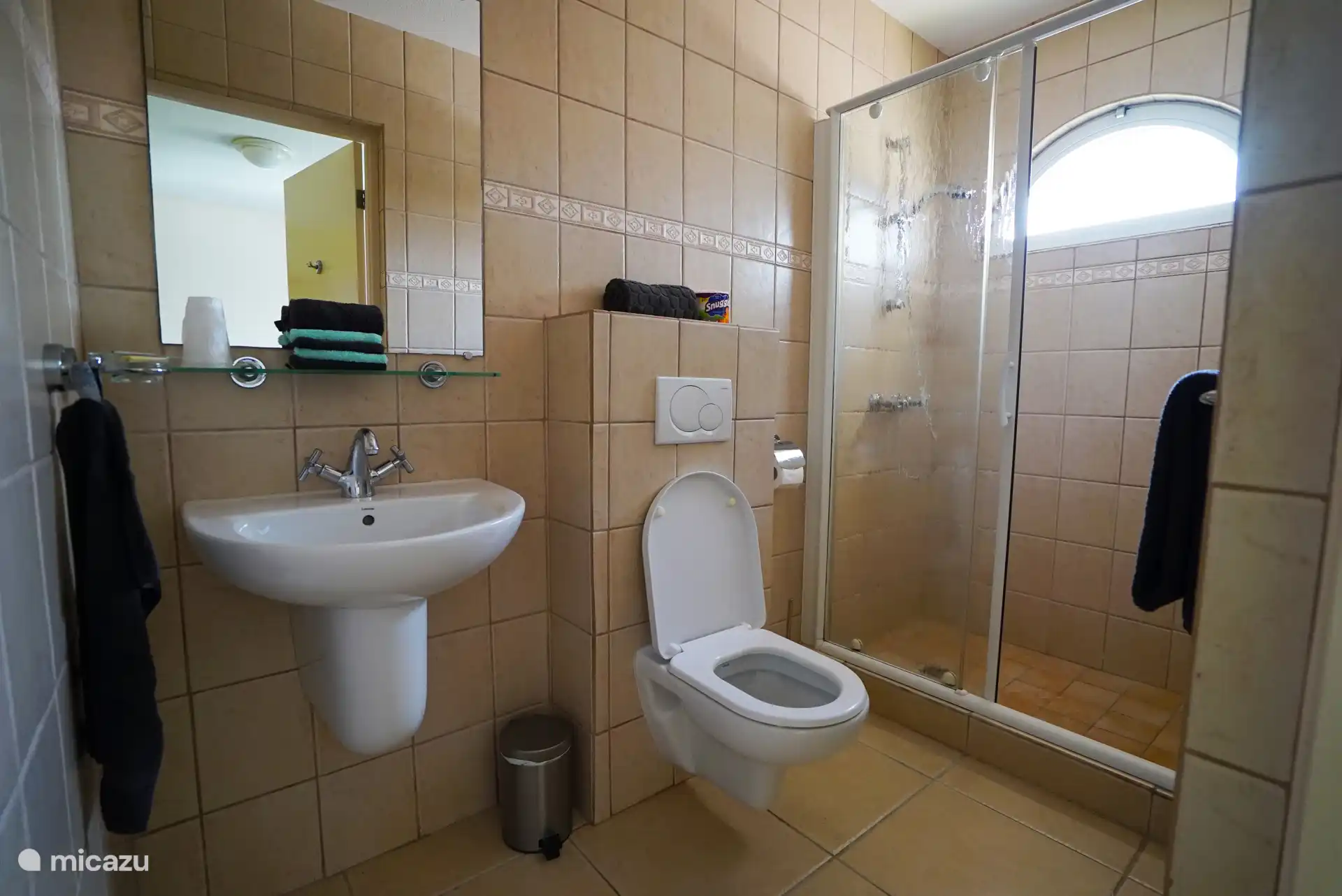 3 Badezimmer mit Dusche und heißem Wasser