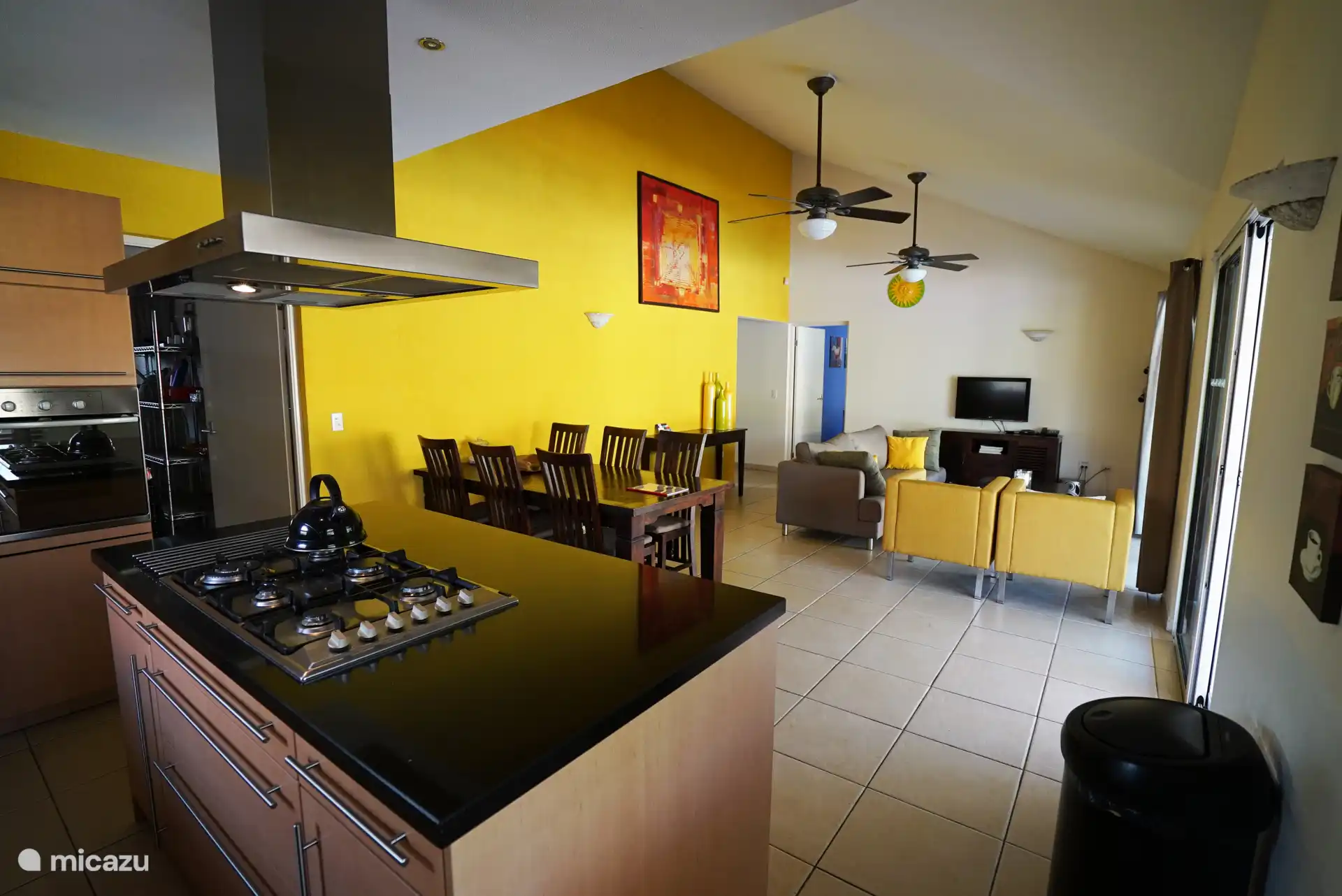 sehr geräumiges Wohnzimmer mit Klimaanlage