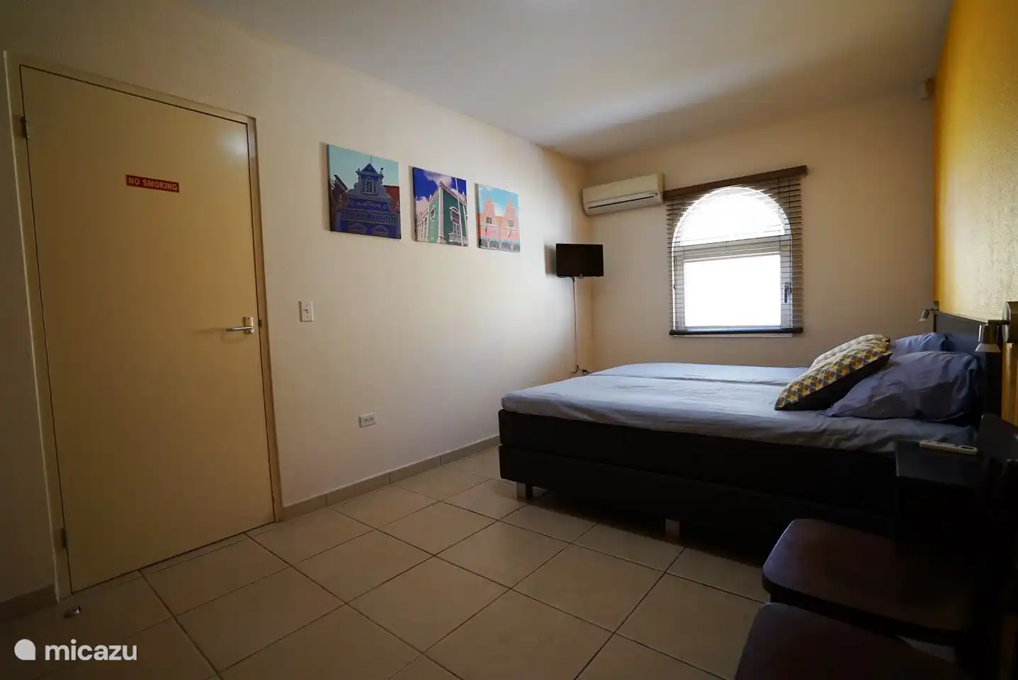 geräumiges Schlafzimmer mit Stauraum