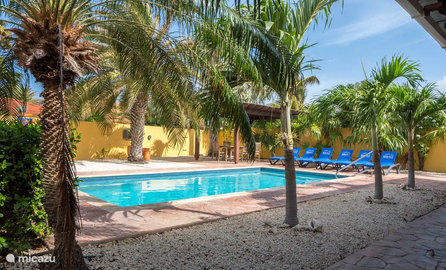 vollständig ummauerter Garten