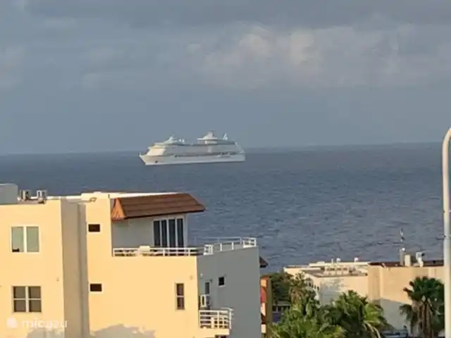 Apartamento con vista al mar en Curazao, Curazao Centro, Piscadera - apartamento Desde el patio, el dormitorio principal y el balcón se tiene una hermosa vista al mar y se pueden ver los cruceros que llegan y salen.