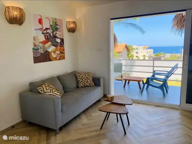 Apartamento con vista al mar en Curazao, Curazao Centro, Piscadera - apartamento Salón con vistas al mar. Se puede caminar a la terraza desde la sala de estar.