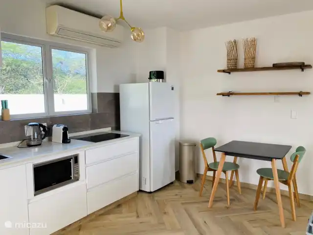 Apartamento con vista al mar en Curazao, Curazao Centro, Piscadera - apartamento Cocina con heladera con freezer, microondas combi y cafetera Nespresso.